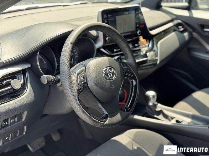 Toyota C-HR 38 interauto-car