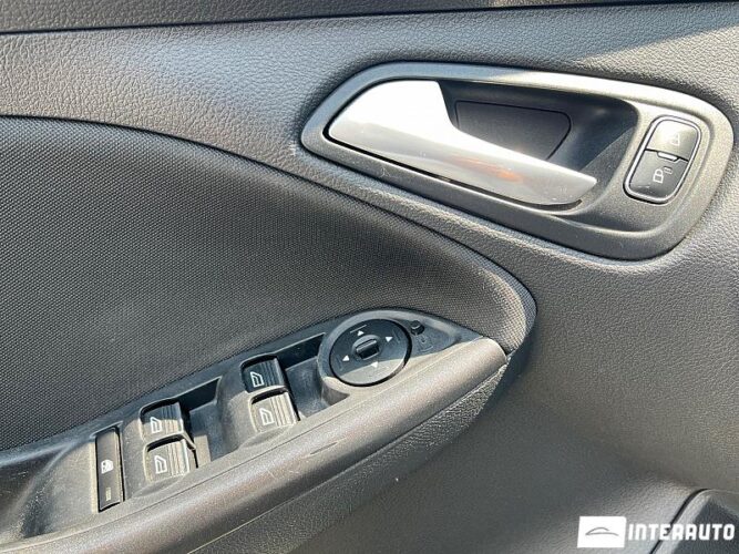 Ford Focus 33 interauto-car