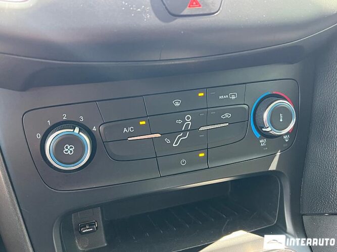 Ford Focus 41 interauto-car