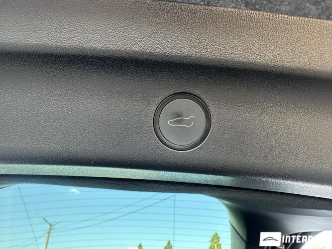 Tesla Model Y 44 interauto-car