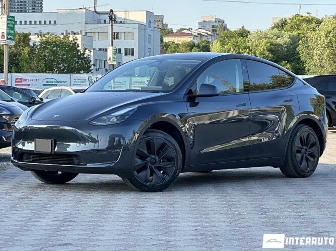 Tesla Model Y 28 interauto-car
