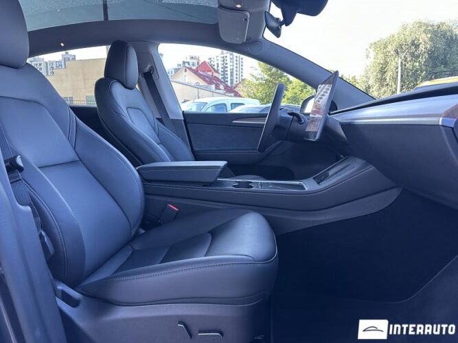 Tesla Model Y 40 interauto-car