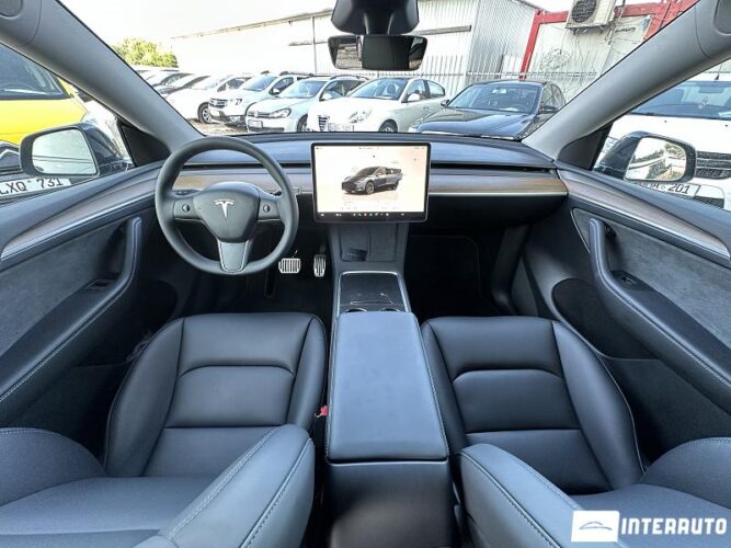 Tesla Model Y 35 interauto-car