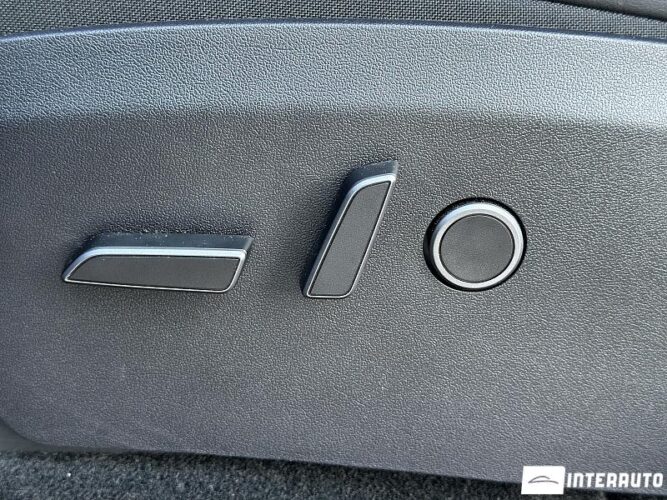 Tesla Model Y 33 interauto-car