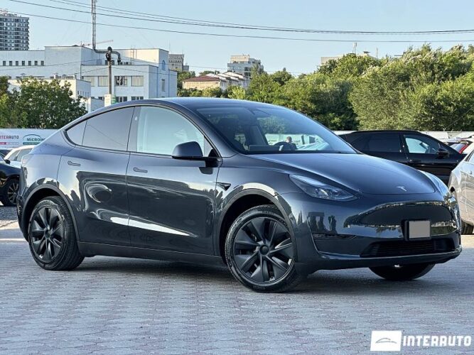 Tesla Model Y 31 interauto-car