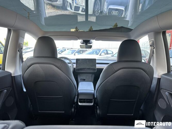 Tesla Model Y 39 interauto-car