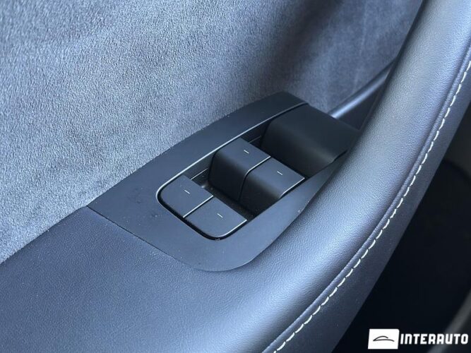 Tesla Model Y 32 interauto-car