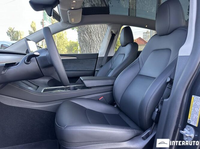 Tesla Model Y 34 interauto-car