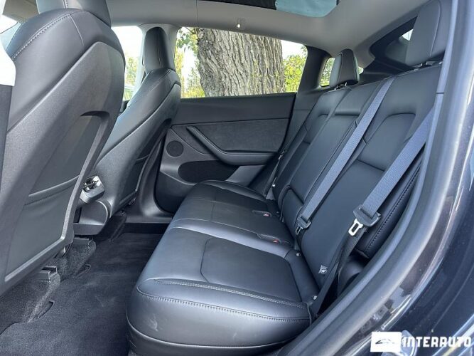 Tesla Model Y 42 interauto-car