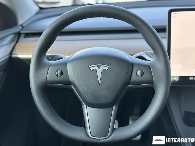 Tesla Model Y 36 interauto-car