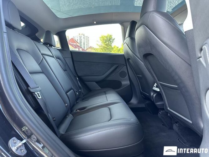 Tesla Model Y 41 interauto-car