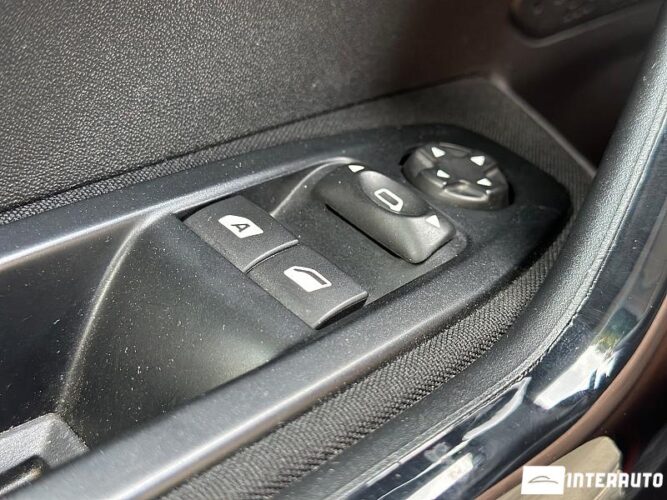 Peugeot 208 33 interauto-car