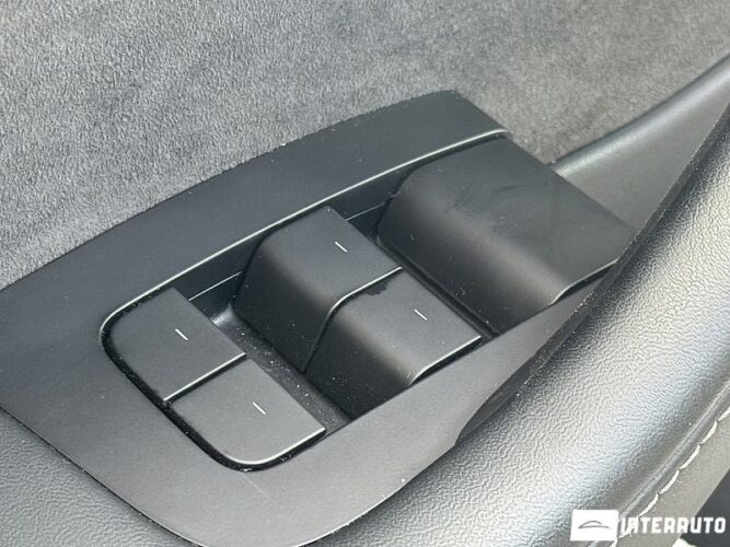 Tesla Model 3 48 interauto-car