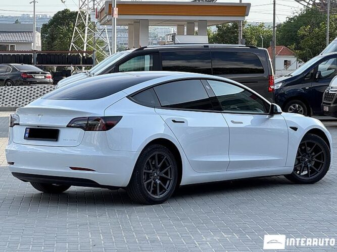 Tesla Model 3 34 interauto-car