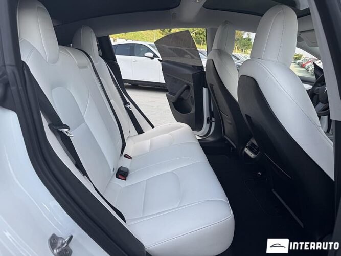 Tesla Model 3 46 interauto-car