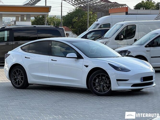 Tesla Model 3 32 interauto-car