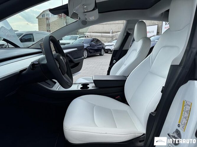 Tesla Model 3 36 interauto-car