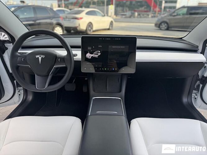 Tesla Model 3 37 interauto-car
