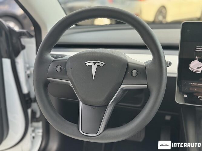 Tesla Model 3 38 interauto-car