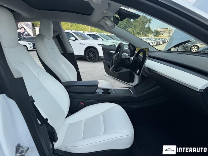 Tesla Model 3 47 interauto-car