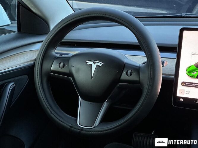 Tesla Model 3 38 interauto-car