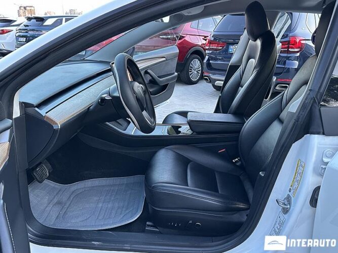 Tesla Model 3 36 interauto-car