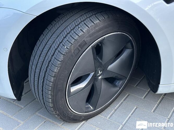 Tesla Model 3 47 interauto-car