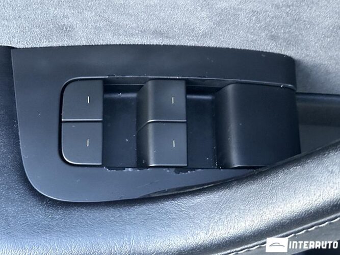 Tesla Model 3 48 interauto-car