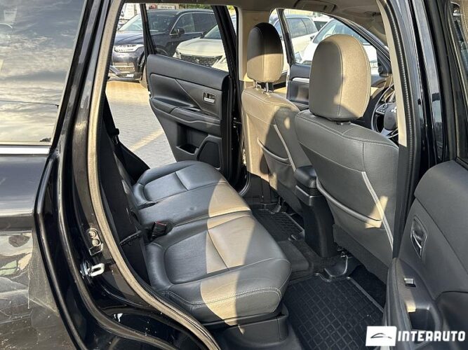 Mitsubishi Outlander 44 interauto-car