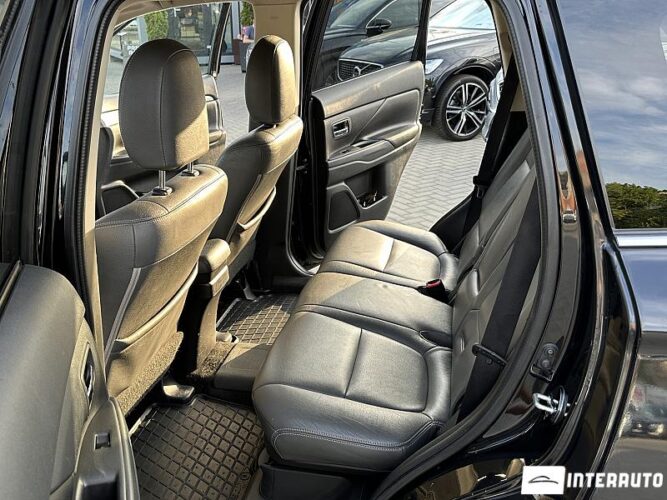 Mitsubishi Outlander 43 interauto-car