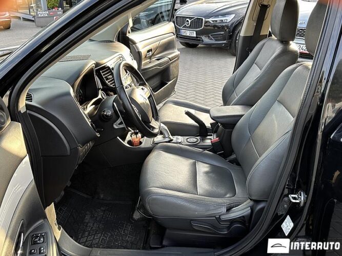 Mitsubishi Outlander 36 interauto-car