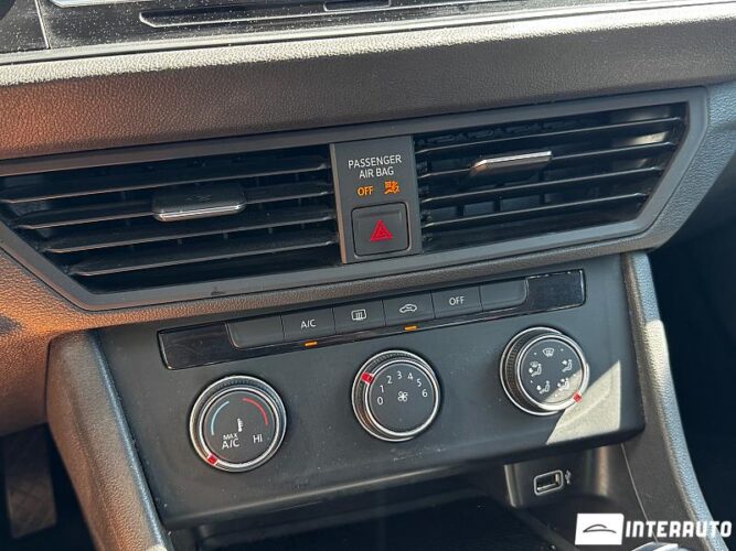 Volkswagen Jetta 37 interauto-car