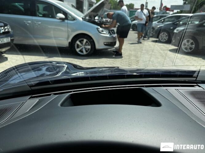 Porsche Taycan 48 interauto-car