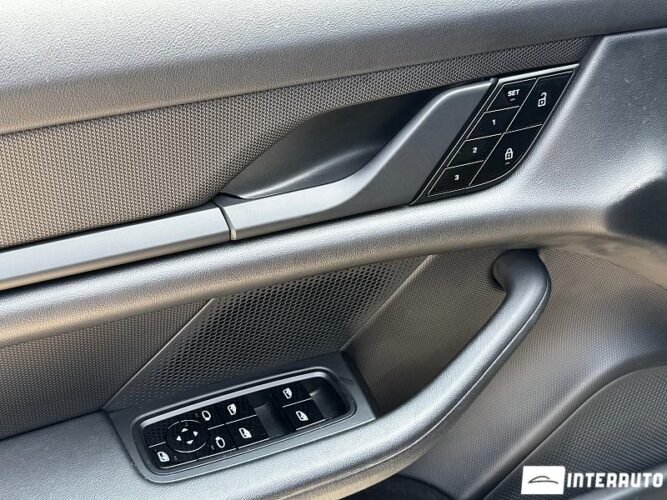 Porsche Taycan 46 interauto-car