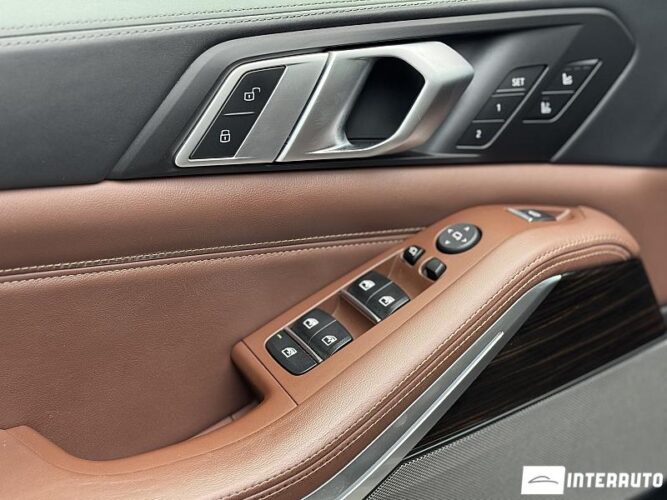 BMW X5 4.0i 40 interauto-car