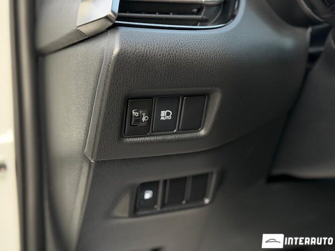 Toyota C-HR 38 interauto-car