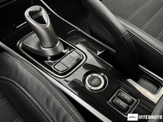 Mitsubishi Outlander 43 interauto-car
