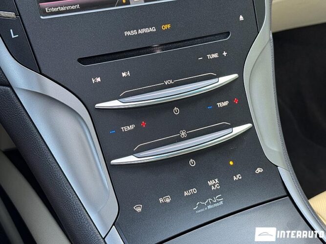 Lincoln MKZ 52 interauto-car