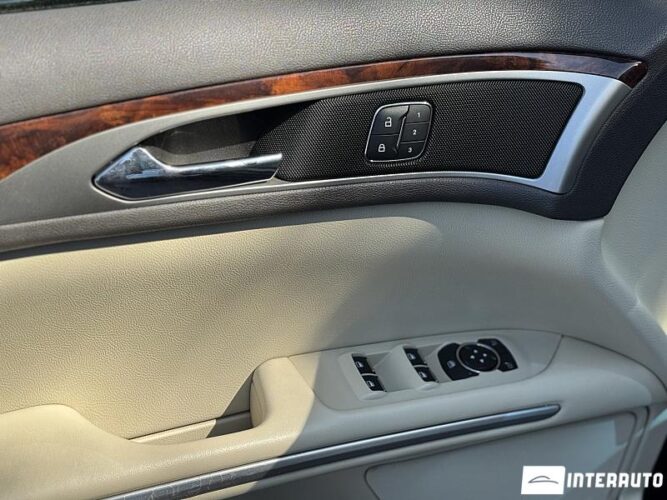 Lincoln MKZ 42 interauto-car