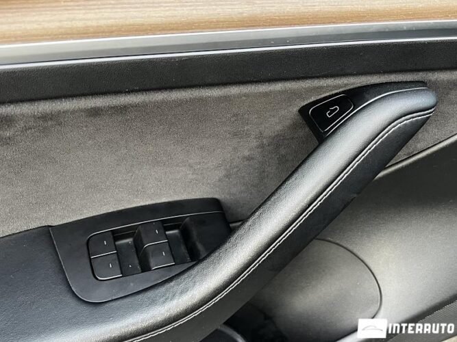 Tesla Model 3 40 interauto-car