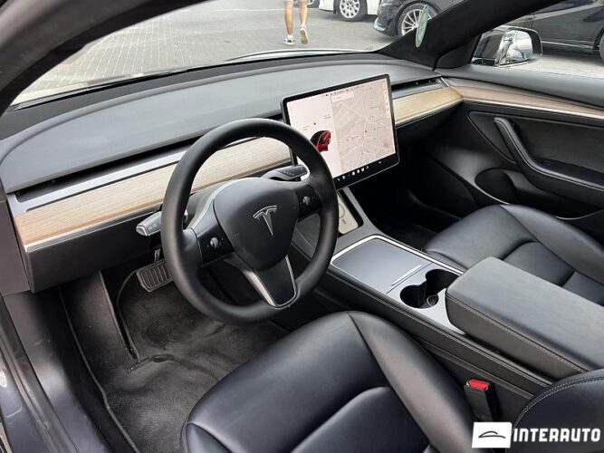 Tesla Model 3 30 interauto-car
