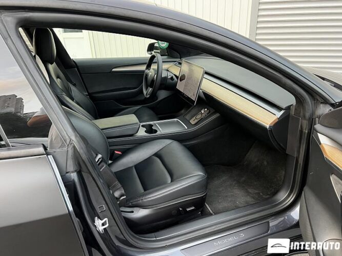 Tesla Model 3 38 interauto-car