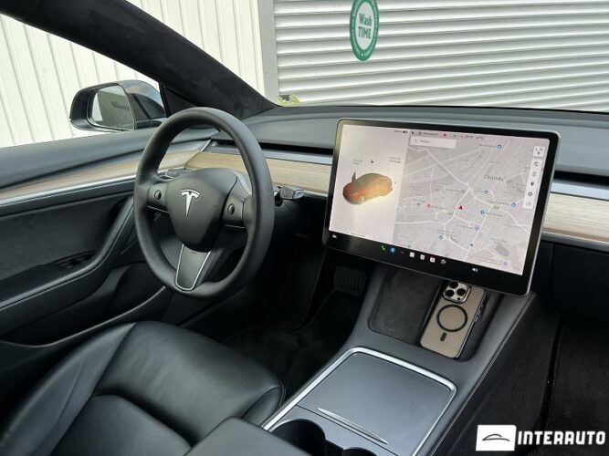 Tesla Model 3 33 interauto-car