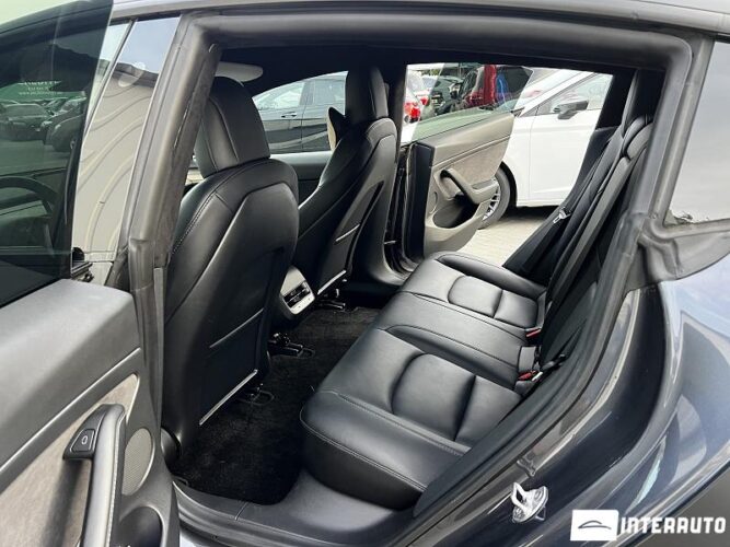 Tesla Model 3 31 interauto-car