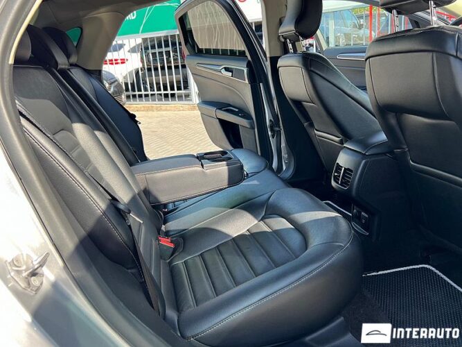 Ford Fusion Plug-In Hybrid 34 interauto-car