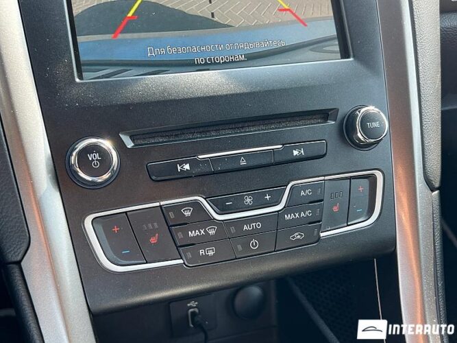 Ford Fusion Plug-In Hybrid 39 interauto-car