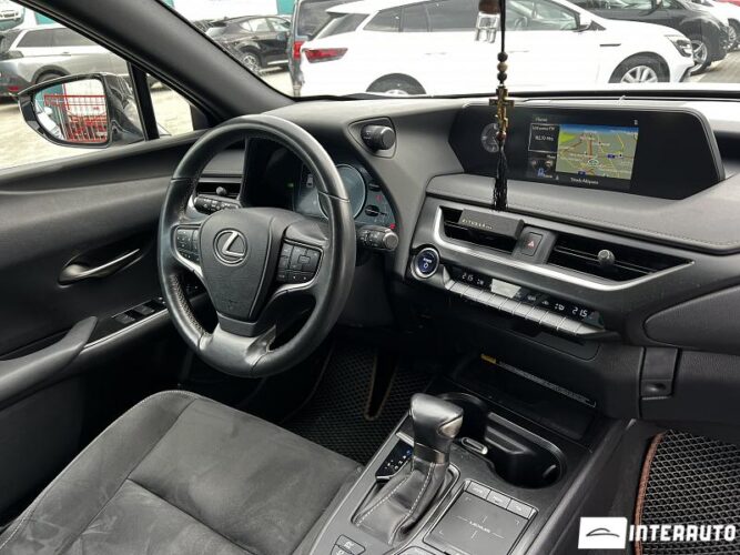 Lexus UX 250h 35 interauto-car