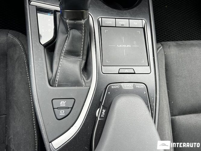 Lexus UX 250h 40 interauto-car