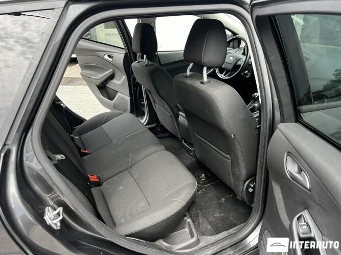 Ford Focus 37 interauto-car