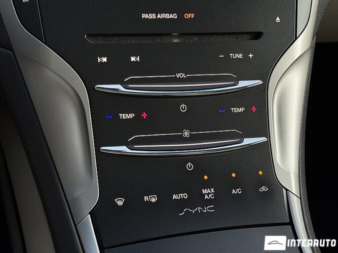 Lincoln MKZ 44 interauto-car